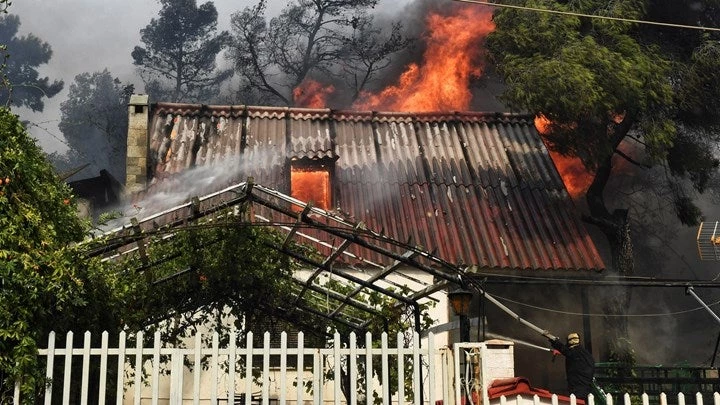 Προσπαθούσαμε να σβήσουμε τη φωτιά με λεμονάδες, νερό δεν είχαμε – Η σοκαριστική καταγγελία για την φωτιά στην Κινέτα